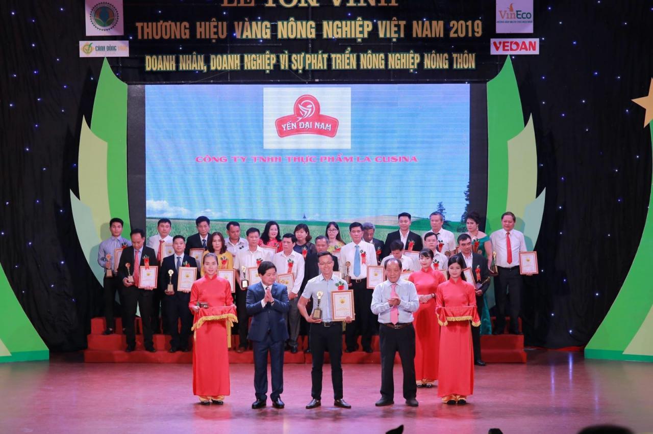 Thứ trưởng Lê Quốc Doanh và ông Hồ Xuân Hùng – Chủ tịch Tổng hội Nông nghiệp và Phát triển nông thôn trao cúp vàng thương hiệu cho đại diện Công ty TNHH thực phẩm LaCusina