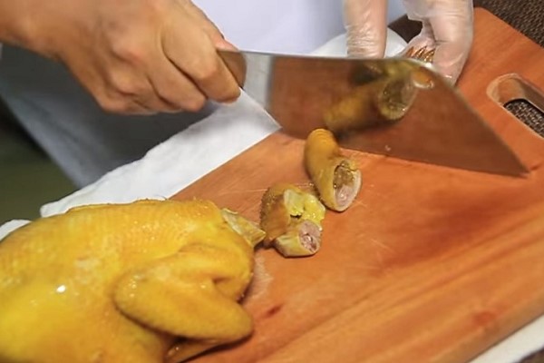 Chặt phần cổ của gà