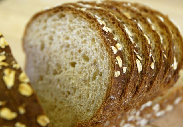 Bạn sẽ khó biết được hạn sử dụng chính xác của ổ bánh mì do chính mình làm ra. Vì thế, để bảo quản lâu hơn thì nên để bánh mì trong ngăn mát tủ lạnh, giúp bánh không nổi mốc. Tuy nhiên, nếu để lâu bánh sẽ bị cứng. Cần nướng lại trước khi ăn.