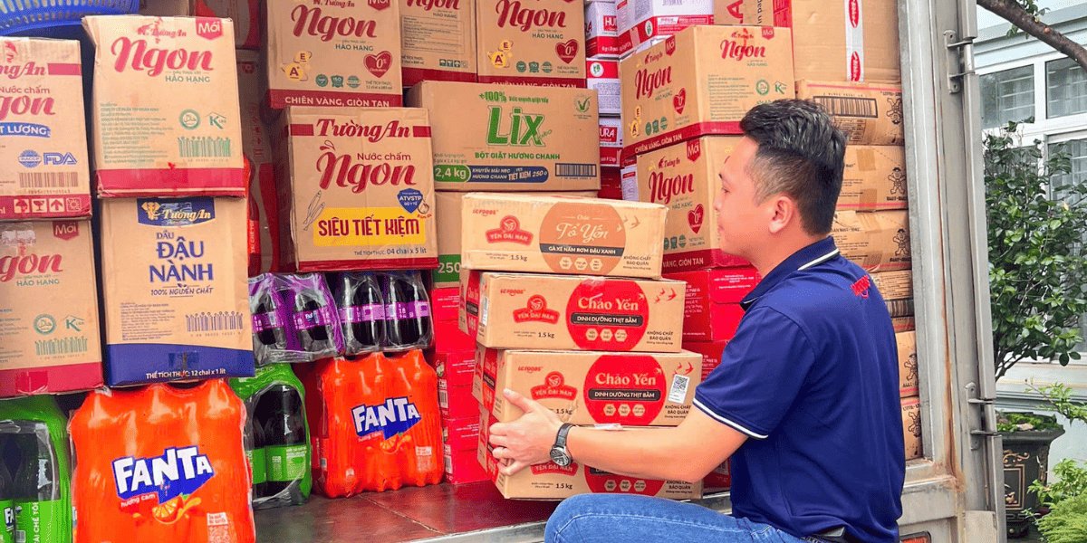 Các sản phẩm của LC Foods được trao đến người dân ba xã bị ảnh hưởng nặng bởi lũ tại Điện Biên