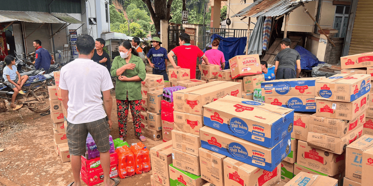 Các sản phẩm của LC Foods được trao đến người dân ba xã bị ảnh hưởng nặng bởi lũ tại Điện Biên