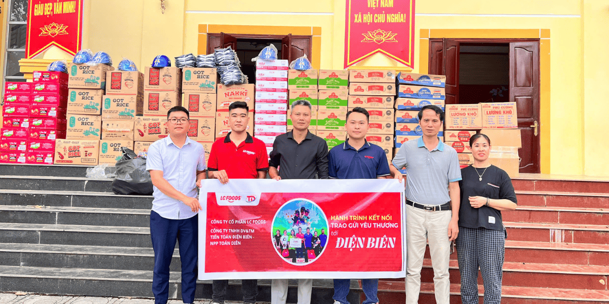 Đại diện LC Foods cùng Nhà phân phối Toán Diên chuẩn bị hàng hóa cứu trợ cho đồng bào Điện Biên
