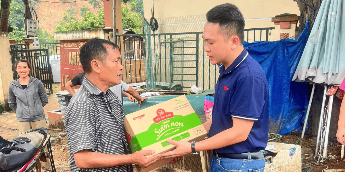 Đại diện LC Foods cùng Nhà phân phối Toán Diên chuẩn bị hàng hóa cứu trợ cho đồng bào Điện Biên