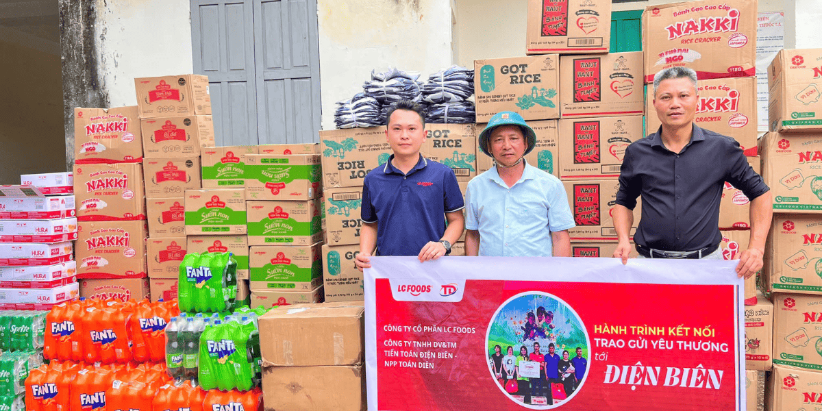 Đại diện LC Foods cùng Nhà phân phối Toán Diên chuẩn bị hàng hóa cứu trợ cho đồng bào Điện Biên