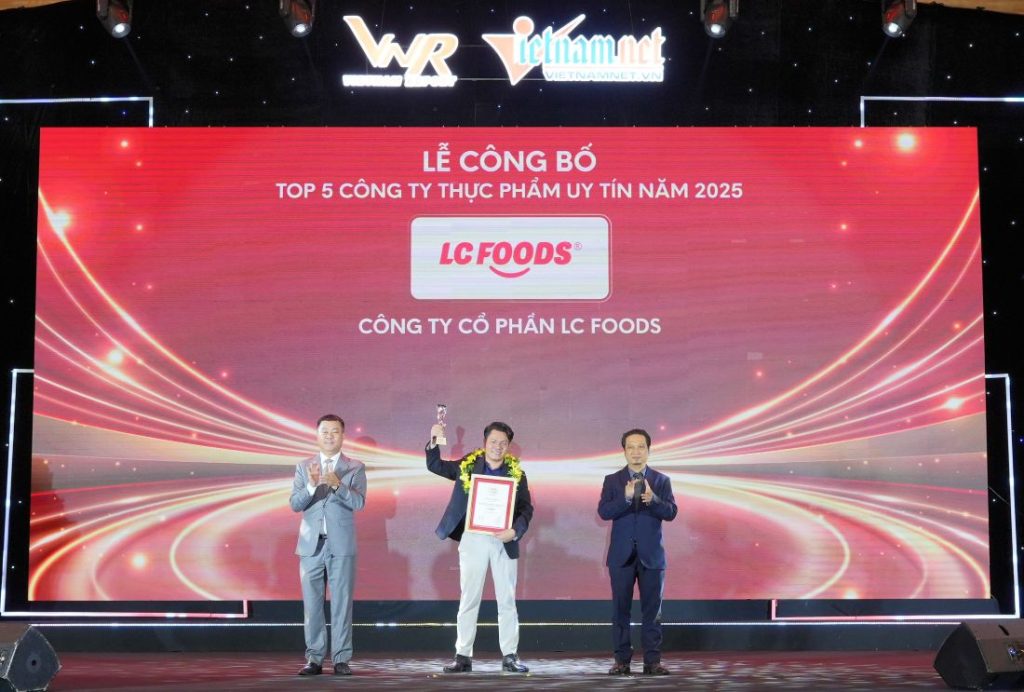 Ông Lê Văn Sơn - Phó Tổng Giám đốc thường trực Công ty CP LC Foods - nhận vinh danh top 5 Thực phẩm uy tín Việt Nam - Ngành Thực phẩm chế biến sẵn ngày 28/10/2025