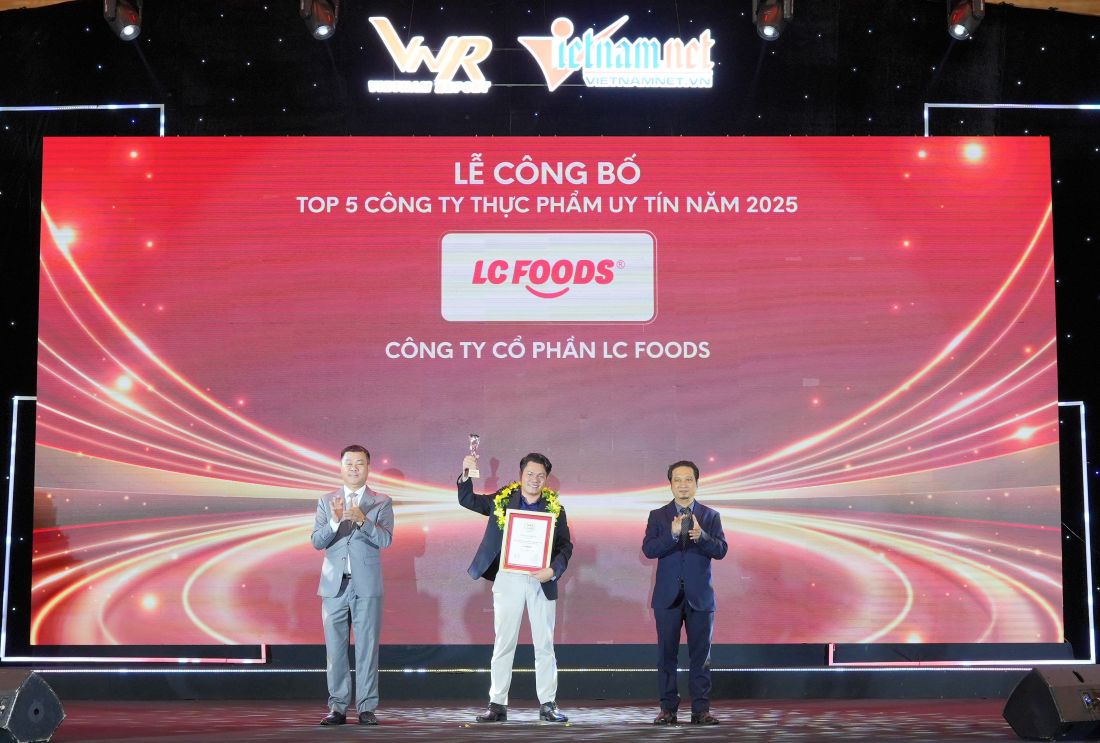 Ông Lê Văn Sơn - Phó Tổng Giám đốc thường trực Công ty CP LC Foods - nhận vinh danh top 5 Thực phẩm uy tín Việt Nam - Ngành Thực phẩm chế biến sẵn ngày 28/10/2025