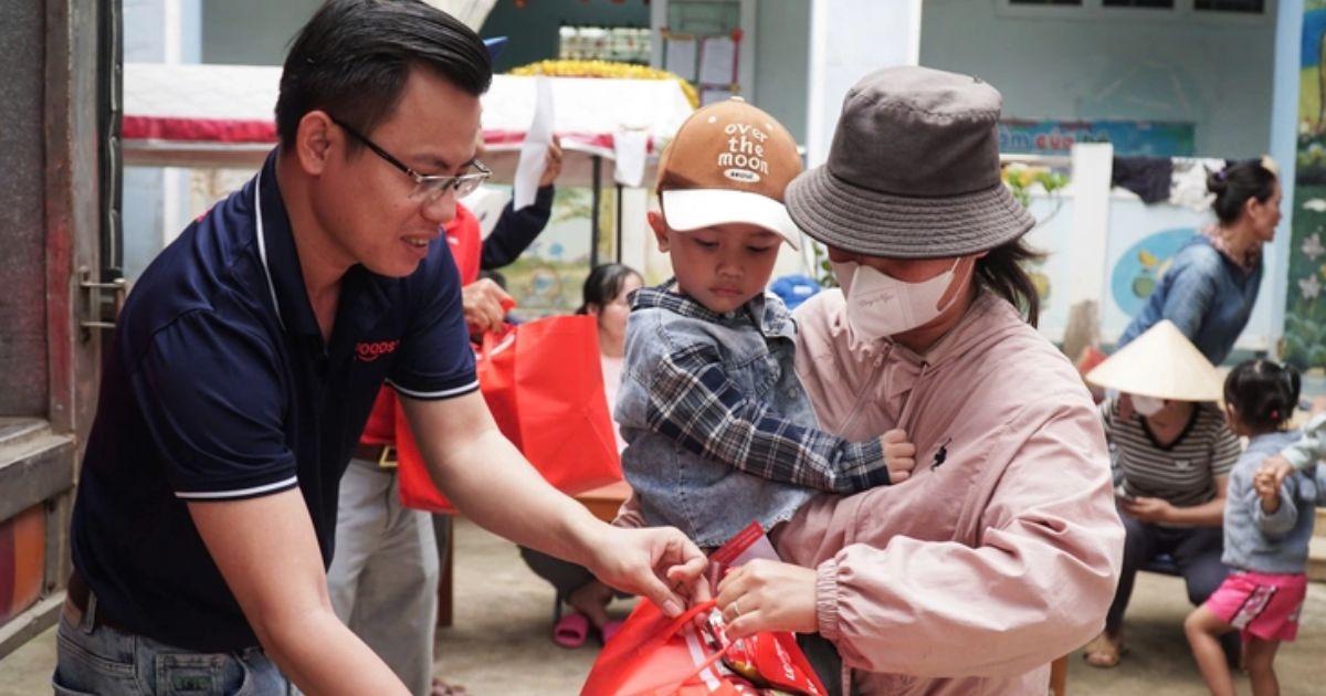 Ông Nguyễn Đình Thuận - Giám đốc kinh doanh Công ty cổ phần LC Foods - gửi tặng các phần quà của công ty cho học sinh
