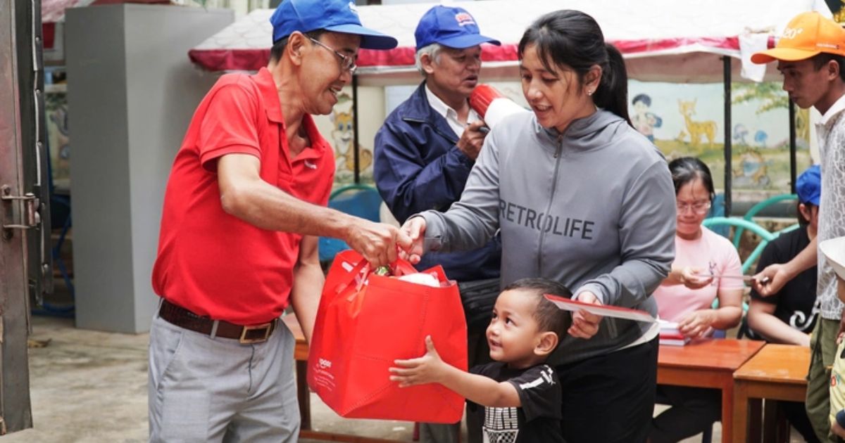 Đại diện báo Tuổi Trẻ trao quà cho các học sinh