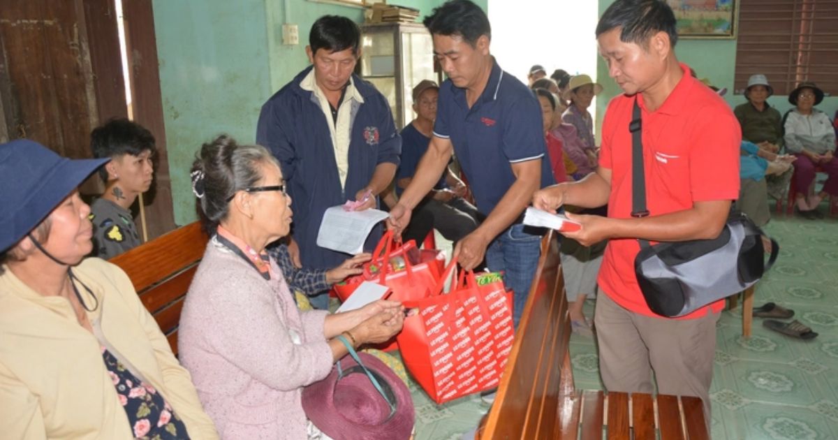 Đại diện báo Tuổi Trẻ và LC Foods tặng quà người dân các khu phố Quy Hậu, Phước Khánh thuộc phường Tuy Hòa, tỉnh Đắk Lắk