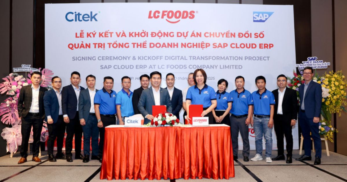 Bà Huỳnh Vũ Thị Minh Loan, Tổng Giám đốc Công ty cổ phần LC Foods cùng các thành viên công ty ký kết, khởi động dự án Chuyển đổi số quản trị tổng thể doanh nghiệp SAP Cloud ERP.