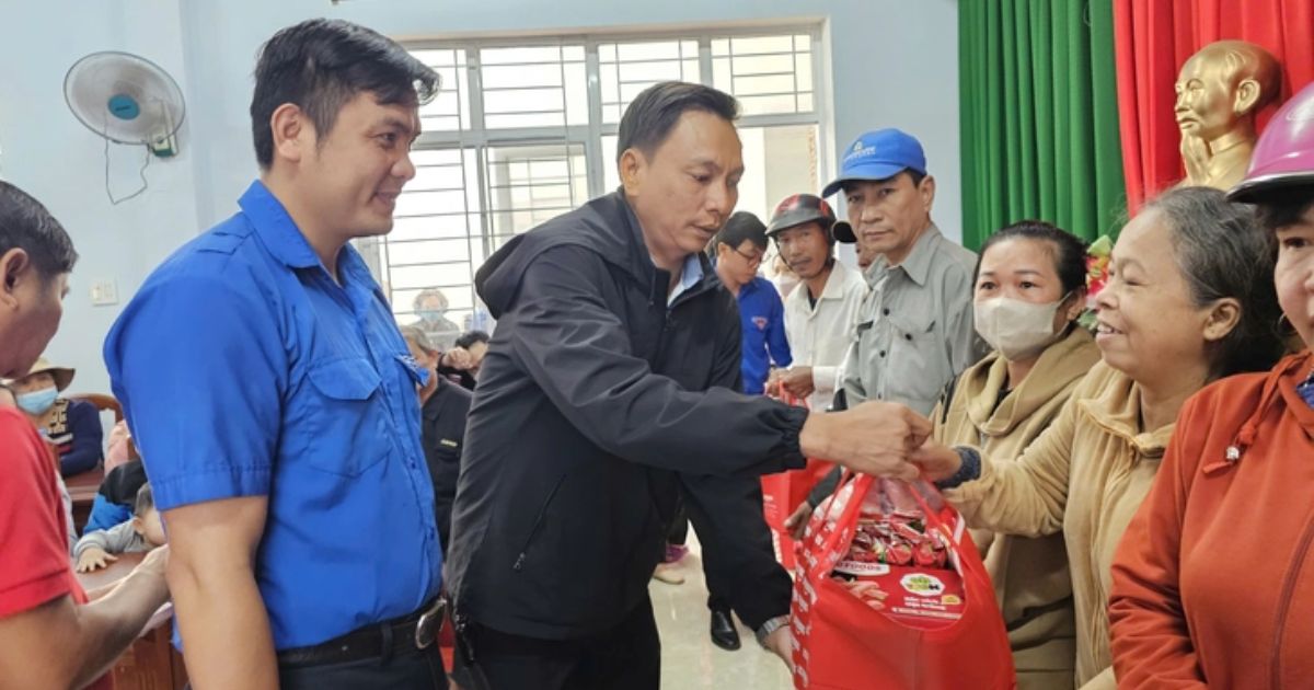 Đại diện Tỉnh đoàn Gia Lai và Công ty cổ phần LC Foods trao quà cho bà con vùng lũ phường Quy Nhơn Đông, Gia Lai 