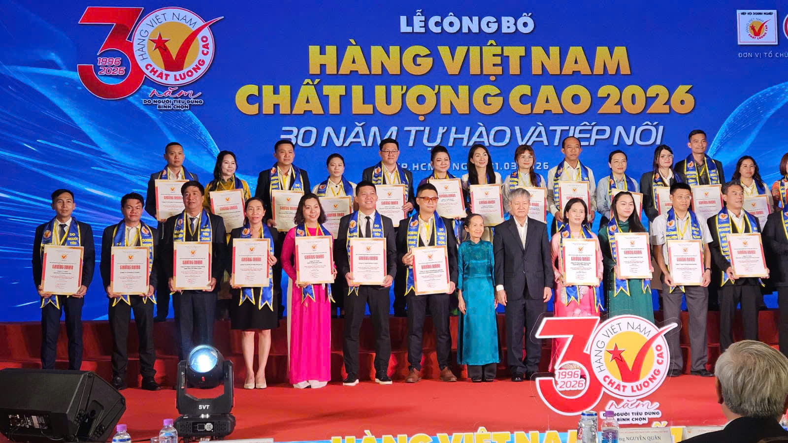 Đại diện của Công ty Cổ phần Thực phẩm LC Foods tại lễ trao Giải thưởng Hàng Việt Nam chất lượng cao