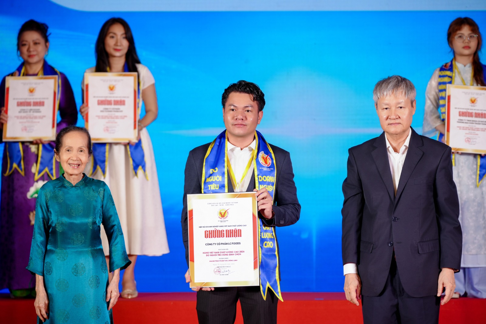 Phó Tổng Thường Trực Lê Văn Sơn, LC Foods nhận giải thưởng Hàng Việt Nam chất lượng cao