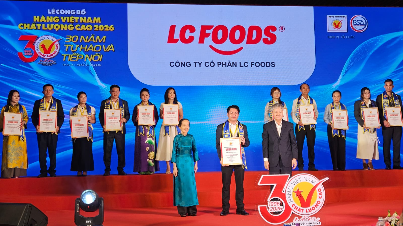 Phó Tổng Thường Trực Lê Văn Sơn, LC Foods nhận giải thưởng Hàng Việt Nam chất lượng cao 