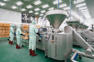 Sản xuất xúc xích tại nhà máy LC Foods